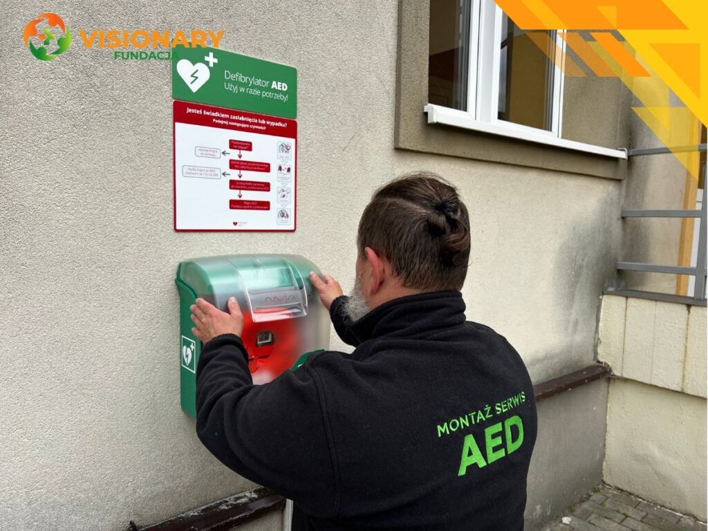 Ogólnodostępne AED w Krośnie zamontowane przy Szkole Podstawowej nr 8 im. Daru Górników