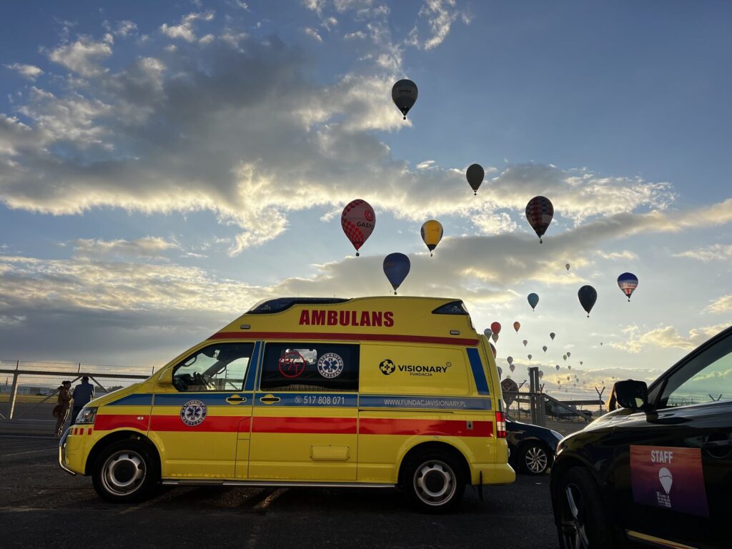 Balonowe Mistrzostwa Świata Krosno 2026 – ambulans Fundacji Visionary i balony nad lotniskiem