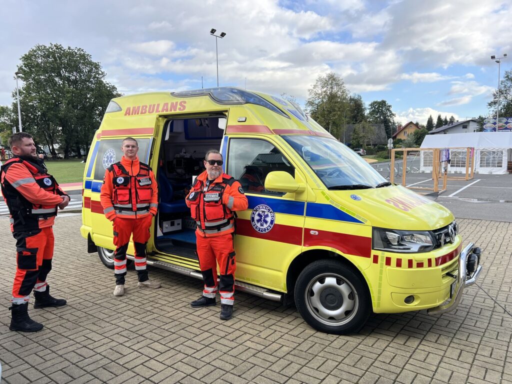 Kontakt z Fundacją Visionary – zespół ratowniczy przy ambulansie