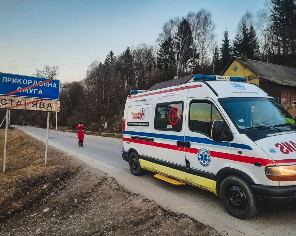 Ambulans przy tablicy strefy przygranicznej po ukraińskiej stronie granicy