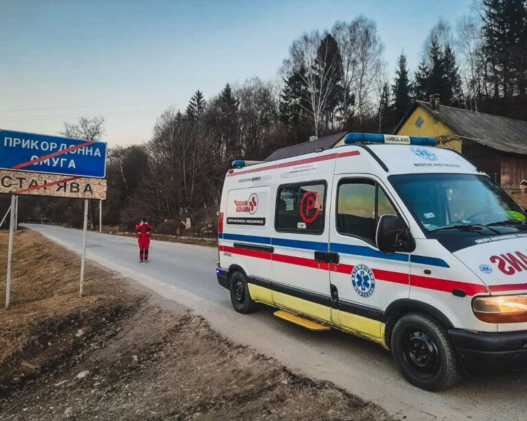 Ambulans przy tablicy strefy przygranicznej po ukraińskiej stronie granicy