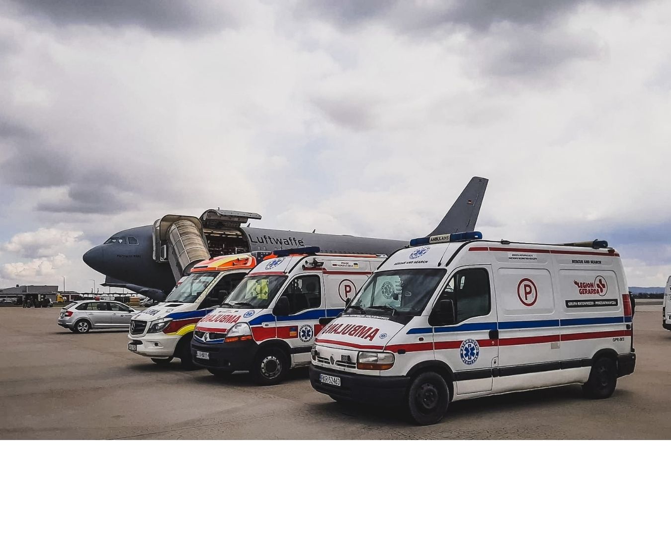 Pomoc humanitarna i ewakuacje medyczne: ambulanse ustawione przy samolocie Luftwaffe na płycie lotniska