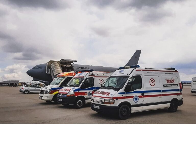 Kolumna ambulansów przy samolocie Luftwaffe na lotnisku