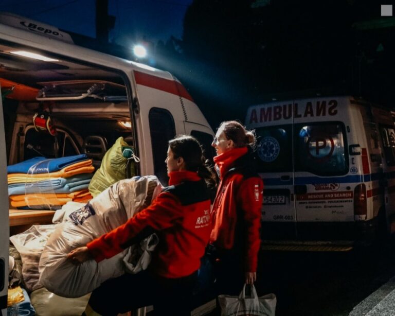 Ratowniczki przekładają koce i śpiwory z ambulansu nocą