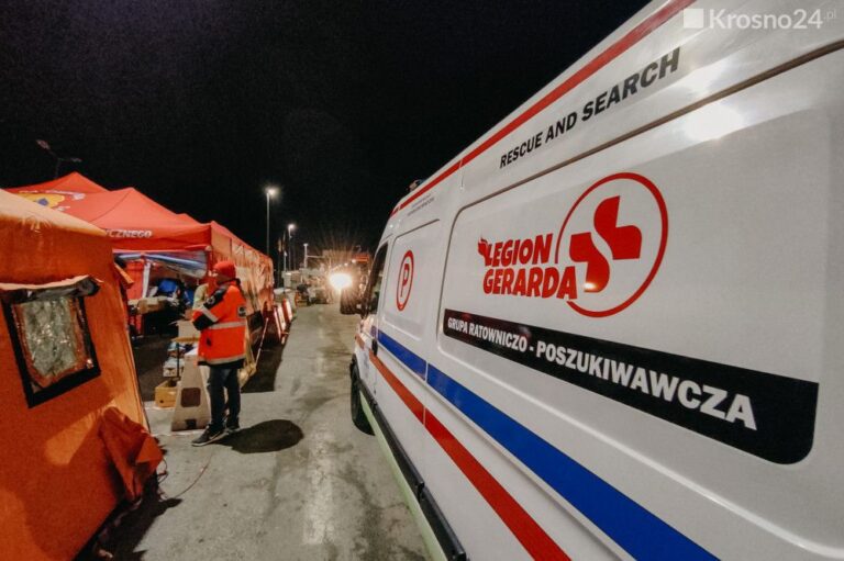 Samochód Legionu Gerarda obok namiotów punktu pomocy nocą