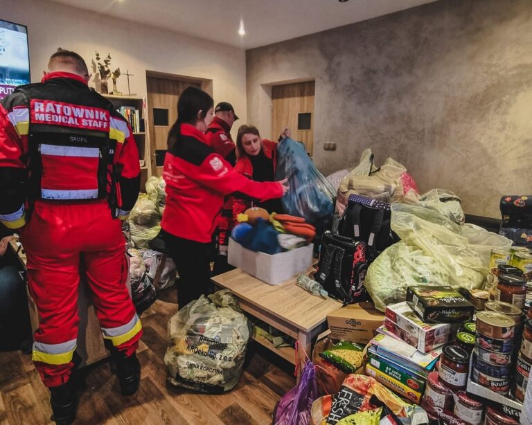 Ratownicy sortują dary: żywność w puszkach, karmę i odzież